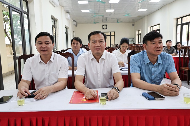 XÃ HÒA XÁ CÔNG BỐ QUYẾT ĐỊNH VỀ CÔNG TÁC CÁN BỘ - Ảnh 1.