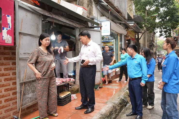 MTTQ VIỆT NAM PHƯỜNG LÁNG TRIỂN KHAI KẾ HOẠCH TUYÊN TRUYỀN KHẮC PHỤC 5 ĐIỂM NGHẼN - RA QUÂN THÁNG CAO ĐIỂM GIẢI QUYẾT 3 ĐIỂM CHỢ TỰ PHÁT TRÊN ĐỊA BÀN PHƯỜNG - Ảnh 6.