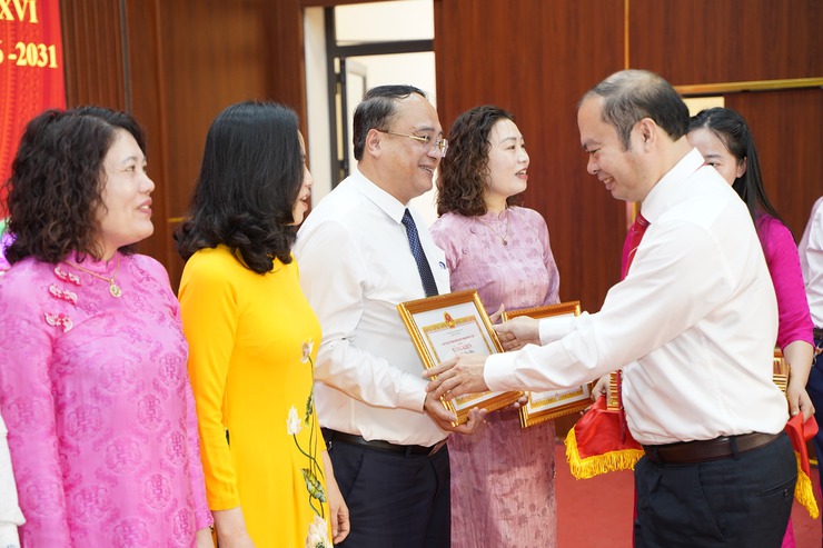 Chuyên Mỹ có 8 tập thể, 12 cá nhân được nhận Bằng khen cấp thành phố và nhiều tập thể, cá nhân được khen thưởng cấp xã trong công tác bầu cử- Ảnh 2.