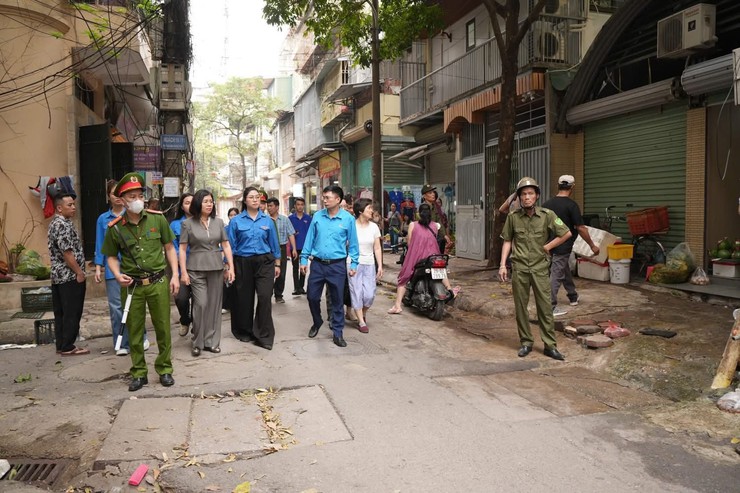 MTTQ VIỆT NAM PHƯỜNG LÁNG TRIỂN KHAI KẾ HOẠCH TUYÊN TRUYỀN KHẮC PHỤC 5 ĐIỂM NGHẼN - RA QUÂN THÁNG CAO ĐIỂM GIẢI QUYẾT 3 ĐIỂM CHỢ TỰ PHÁT TRÊN ĐỊA BÀN PHƯỜNG - Ảnh 8.