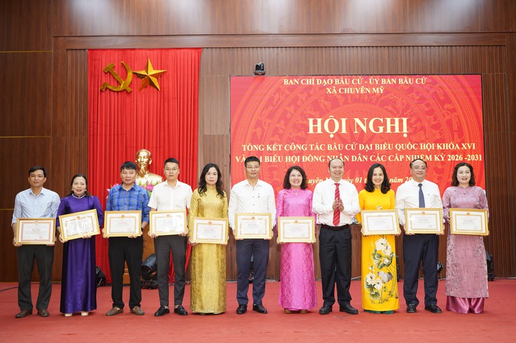 Chuyên Mỹ có 8 tập thể, 12 cá nhân được nhận Bằng khen cấp thành phố và nhiều tập thể, cá nhân được khen thưởng cấp xã trong công tác bầu cử- Ảnh 3.