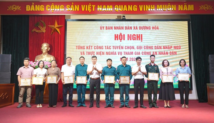 UBND xã khen thưởng 13 tập thể và 23 cá nhân có thành tích trong công tác tuyển chọn, gọi công dân nhập ngũ năm 2026- Ảnh 7.