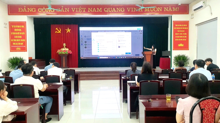 Gần 100 cán bộ, công chức, viên chức phường Phú Lương tổ chức tập huấn triển khai hệ thống không gian làm việc số HanoiWork- Ảnh 2.