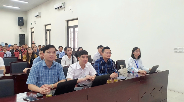 Gần 100 cán bộ, công chức, viên chức phường Phú Lương tổ chức tập huấn triển khai hệ thống không gian làm việc số HanoiWork- Ảnh 1.