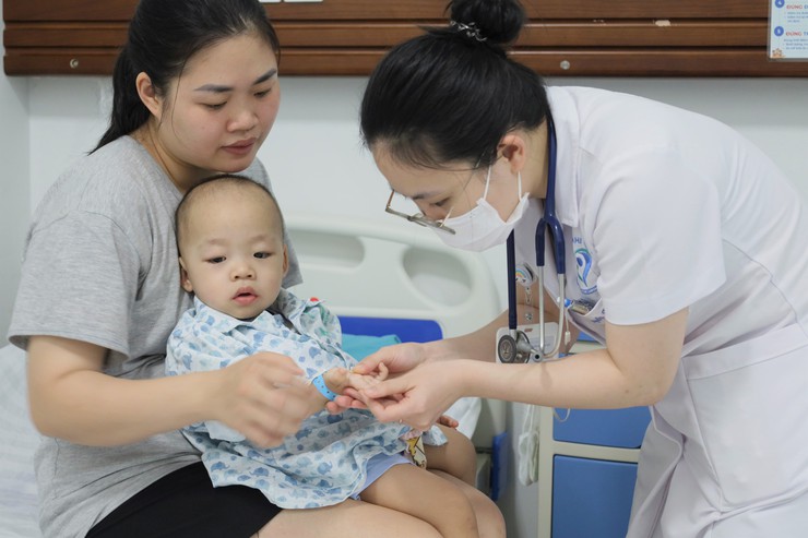 Đồng bộ các biện pháp phòng chống bệnh tay chân miệng đang gia tăng- Ảnh 6.