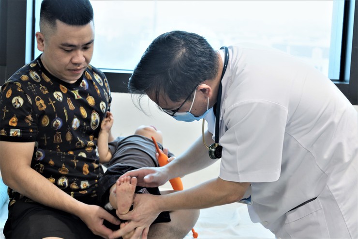 Đồng bộ các biện pháp phòng chống bệnh tay chân miệng đang gia tăng- Ảnh 1.