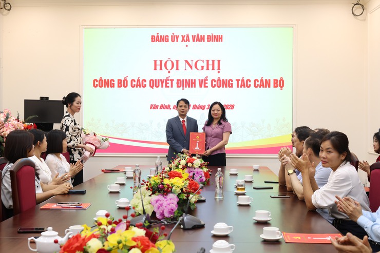 XÃ VÂN ĐÌNH CÔNG BỐ CÁC QUYẾT ĐỊNH VỀ CÔNG TÁC CÁN BỘ- Ảnh 2.