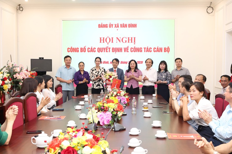 XÃ VÂN ĐÌNH CÔNG BỐ CÁC QUYẾT ĐỊNH VỀ CÔNG TÁC CÁN BỘ- Ảnh 3.