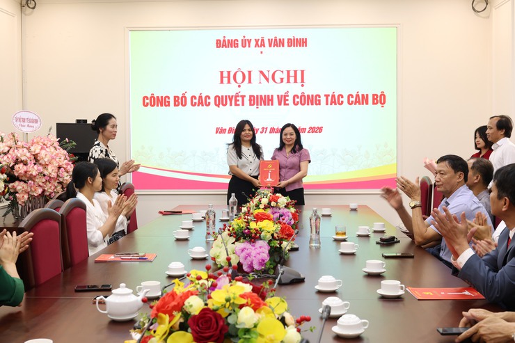 XÃ VÂN ĐÌNH CÔNG BỐ CÁC QUYẾT ĐỊNH VỀ CÔNG TÁC CÁN BỘ- Ảnh 4.