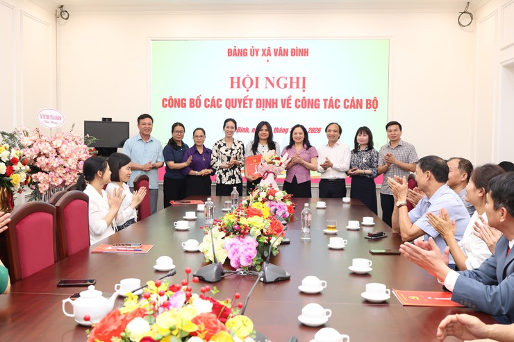 XÃ VÂN ĐÌNH CÔNG BỐ CÁC QUYẾT ĐỊNH VỀ CÔNG TÁC CÁN BỘ- Ảnh 5.
