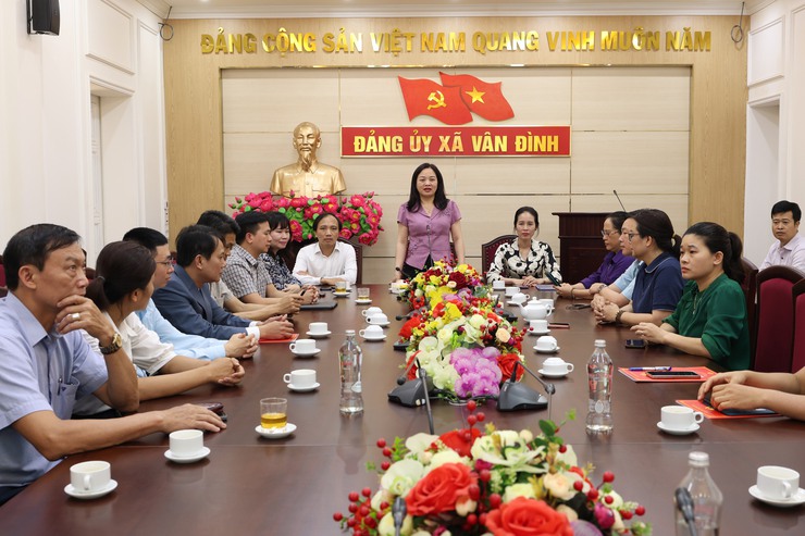 XÃ VÂN ĐÌNH CÔNG BỐ CÁC QUYẾT ĐỊNH VỀ CÔNG TÁC CÁN BỘ- Ảnh 1.