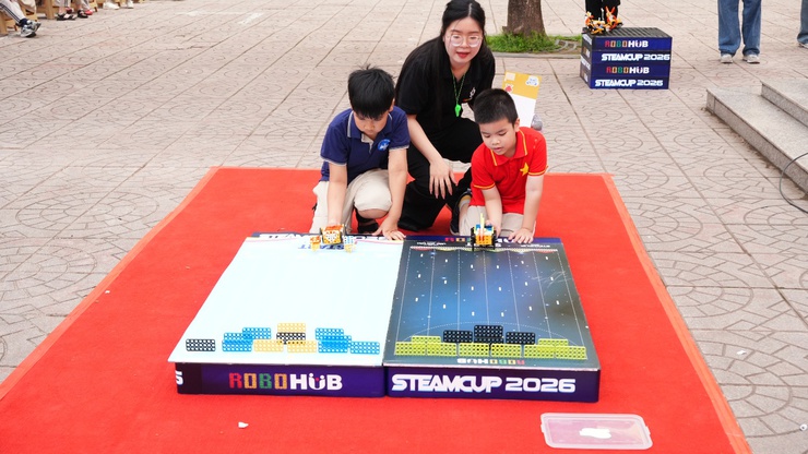 Sôi động Ngày hội trải nghiệm trí tuệ AI và STEM, ROBOTICS của học sinh trường Tiểu học Trung Yên- Ảnh 10.