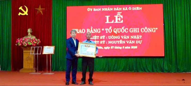 Xã Ô Diên tổ chức Lễ trao Bằng “Tổ quốc ghi công” cho thân nhân liệt sĩ- Ảnh 2.