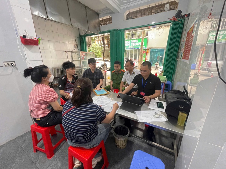 Phường Long Biên tăng cường kiểm tra, bảo đảm An toàn thực phẩm tại các cơ sở kinh doanh dịch vụ ăn uống và lễ hội xuân 2026- Ảnh 1.