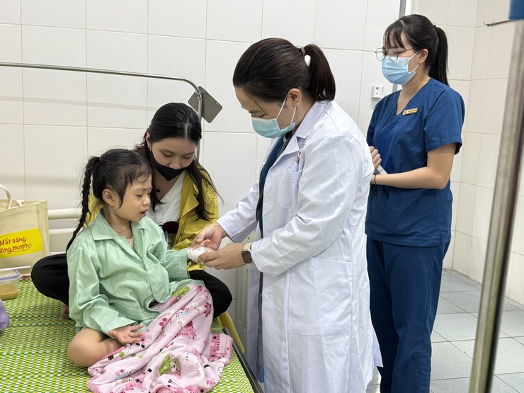 Người dân cần chủ động các biện pháp phòng, chống bệnh tay chân miệng- Ảnh 1.