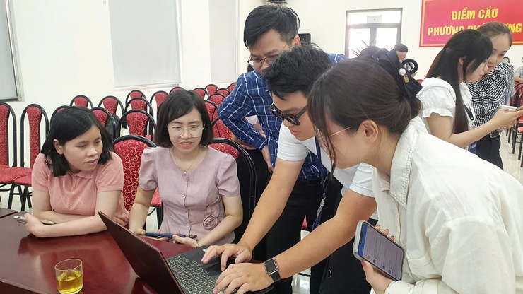 Gần 100 cán bộ, công chức, viên chức phường Phú Lương tổ chức tập huấn triển khai hệ thống không gian làm việc số HanoiWork- Ảnh 3.