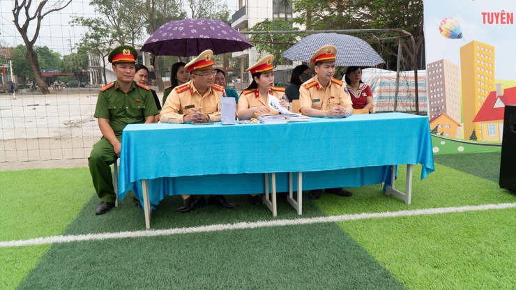 Tăng cường kiến thức pháp luật và kỹ năng 
tham gia giao thông an toàn cho học sinh- Ảnh 1.