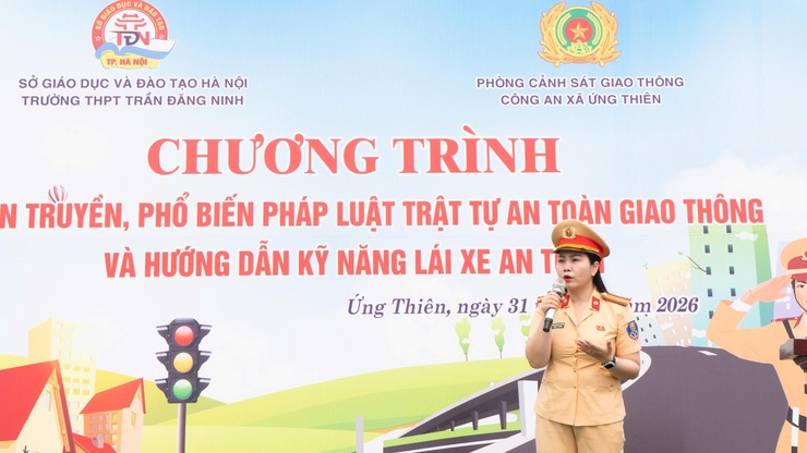 Tăng cường kiến thức pháp luật và kỹ năng 
tham gia giao thông an toàn cho học sinh- Ảnh 2.