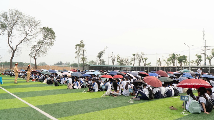 Tăng cường kiến thức pháp luật và kỹ năng 
tham gia giao thông an toàn cho học sinh- Ảnh 3.