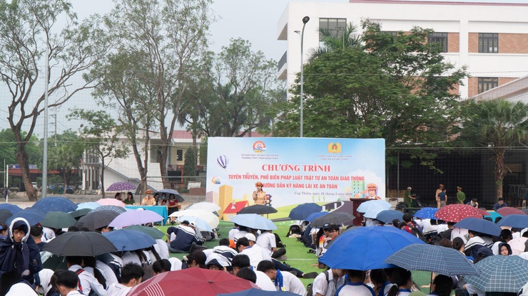 Tăng cường kiến thức pháp luật và kỹ năng 
tham gia giao thông an toàn cho học sinh- Ảnh 4.