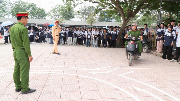 Tăng cường kiến thức pháp luật và kỹ năng 
tham gia giao thông an toàn cho học sinh- Ảnh 5.