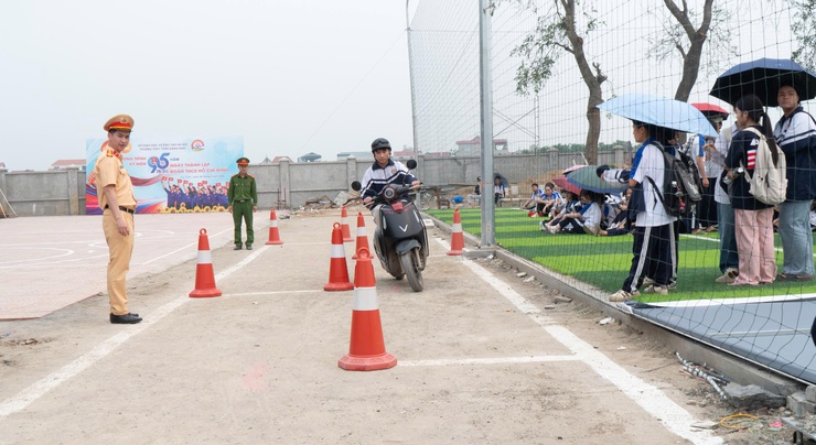 Tăng cường kiến thức pháp luật và kỹ năng 
tham gia giao thông an toàn cho học sinh- Ảnh 8.