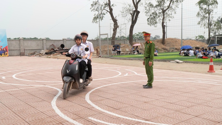 Tăng cường kiến thức pháp luật và kỹ năng 
tham gia giao thông an toàn cho học sinh- Ảnh 7.