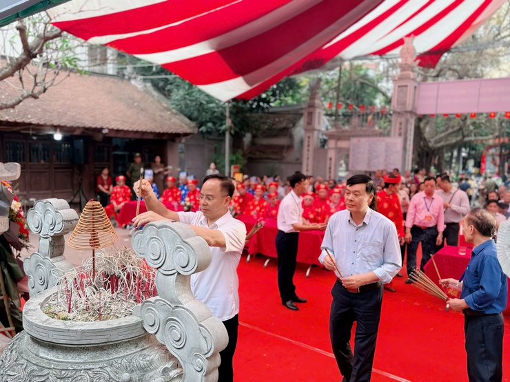 Phường Tương Mai tổ chức Lễ dâng hương tưởng niệm 1983 năm ngày hóa Tướng Tam Trinh (năm 43-2026)
- Ảnh 1.