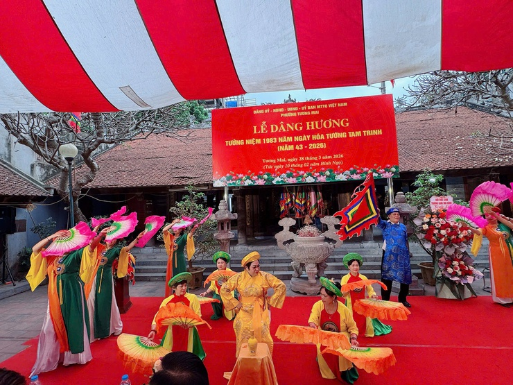 Phường Tương Mai tổ chức Lễ dâng hương tưởng niệm 1983 năm ngày hóa Tướng Tam Trinh (năm 43-2026)
- Ảnh 13.