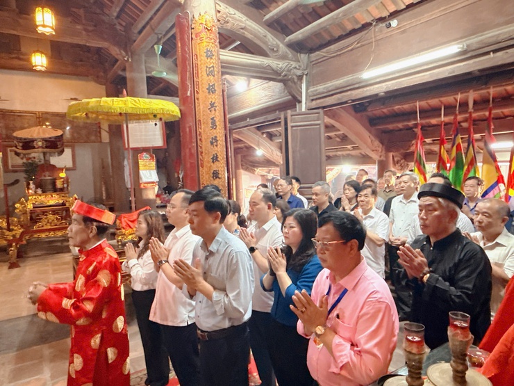 Phường Tương Mai tổ chức Lễ dâng hương tưởng niệm 1983 năm ngày hóa Tướng Tam Trinh (năm 43-2026)
- Ảnh 9.