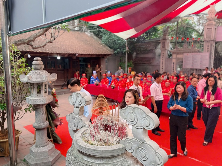 Phường Tương Mai tổ chức Lễ dâng hương tưởng niệm 1983 năm ngày hóa Tướng Tam Trinh (năm 43-2026)
- Ảnh 3.