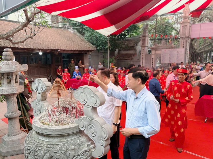 Phường Tương Mai tổ chức Lễ dâng hương tưởng niệm 1983 năm ngày hóa Tướng Tam Trinh (năm 43-2026)
- Ảnh 2.