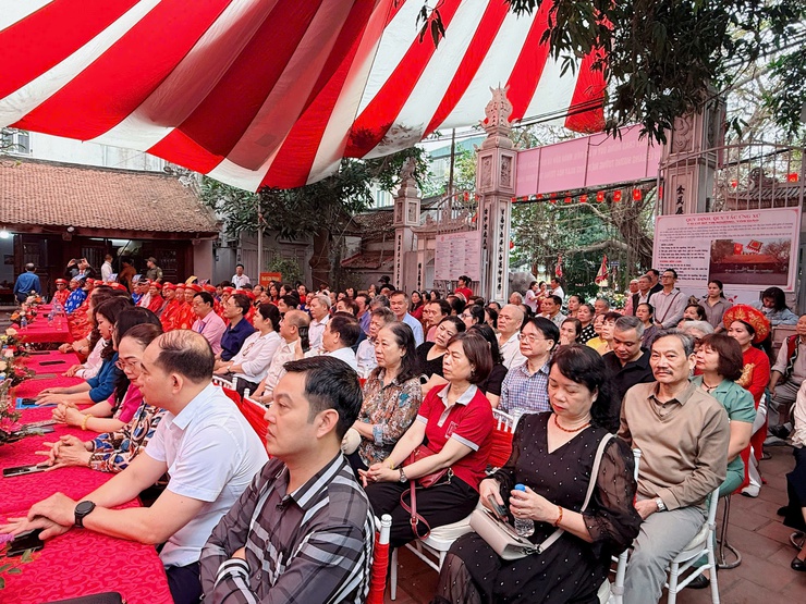 Phường Tương Mai tổ chức Lễ dâng hương tưởng niệm 1983 năm ngày hóa Tướng Tam Trinh (năm 43-2026)
- Ảnh 12.