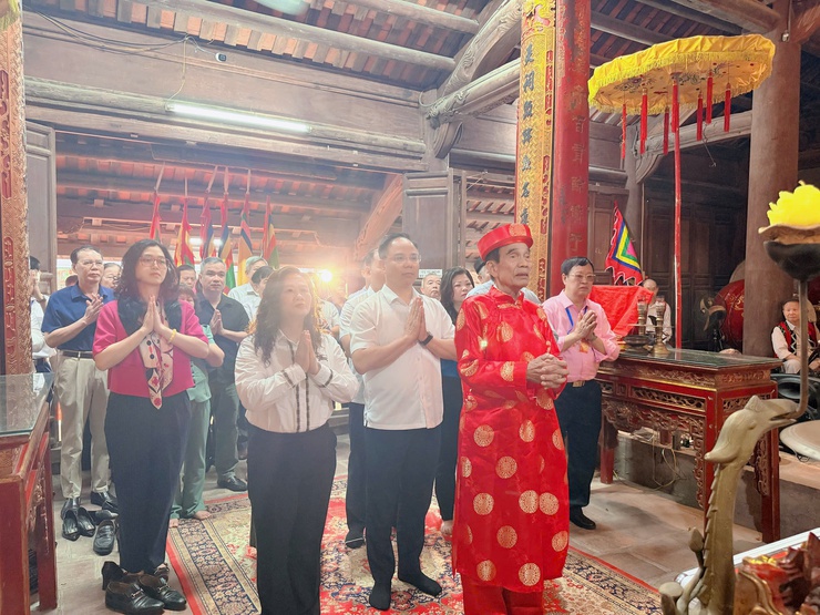 Phường Tương Mai tổ chức Lễ dâng hương tưởng niệm 1983 năm ngày hóa Tướng Tam Trinh (năm 43-2026)
- Ảnh 5.