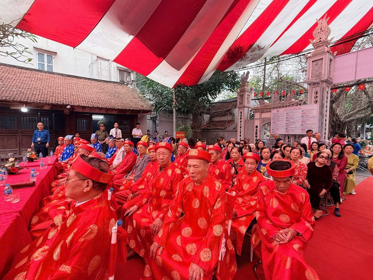 Phường Tương Mai tổ chức Lễ dâng hương tưởng niệm 1983 năm ngày hóa Tướng Tam Trinh (năm 43-2026)
- Ảnh 18.