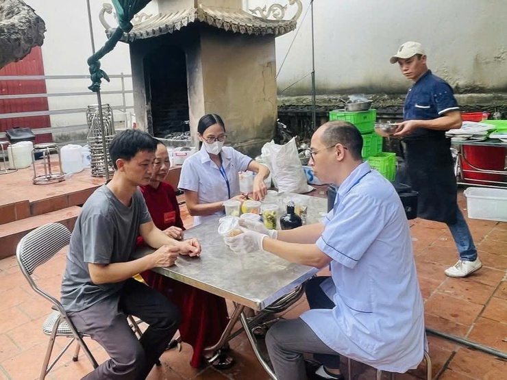 Phường Long Biên tăng cường kiểm tra, bảo đảm An toàn thực phẩm tại các cơ sở kinh doanh dịch vụ ăn uống và lễ hội xuân 2026- Ảnh 2.