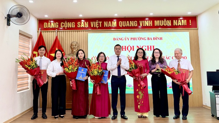Phường Ba Đình công bố các quyết định về công tác cán bộ- Ảnh 2.