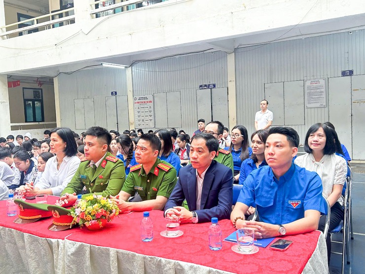 Tuyên truyền, trải nghiệm kỹ năng phòng cháy, chữa cháy và cứu nạn, cứu hộ cho học sinh Trường THCS Thanh Quan- Ảnh 1.