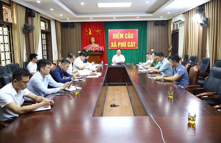 UBND xã Phú Cát họp tập thể, xem xét nhiều nội dung về đầu tư và quản lý trên địa bàn- Ảnh 1.