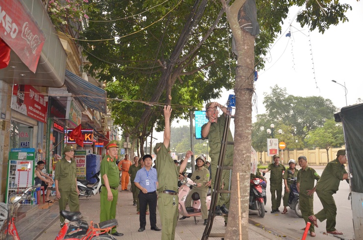 Phường Tùng Thiện ra quân xử lý dứt điểm vi phạm trật tự đô thị trên các tuyến phố trọng điểm- Ảnh 1.