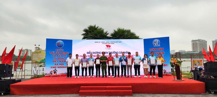 Sôi nổi phong trào Thể dục Thể thao ở Phường Việt Hưng - lan tỏa  tinh thần khỏe để xây dựng và phát triển
- Ảnh 1.