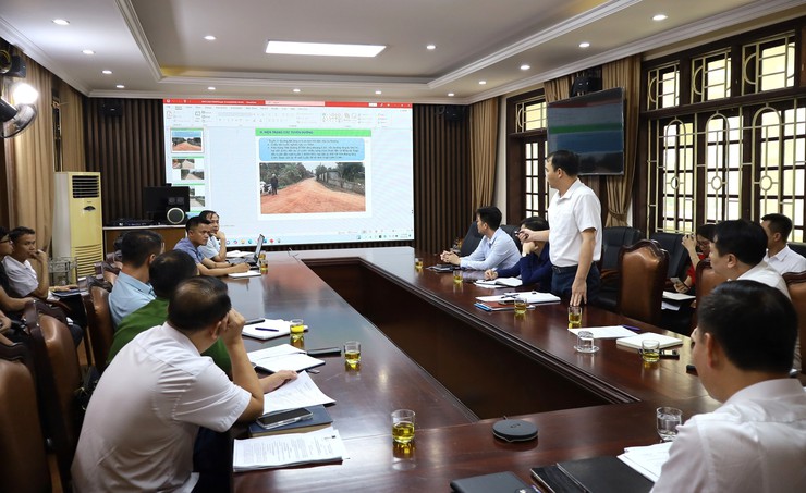 UBND xã Phú Cát họp tập thể, xem xét nhiều nội dung về đầu tư và quản lý trên địa bàn- Ảnh 3.