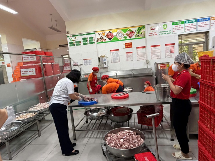 PHƯỜNG KIM LIÊN SIẾT CHẶT AN TOÀN THỰC PHẨM BẾP ĂN TRƯỜNG HỌC 
- Ảnh 2.