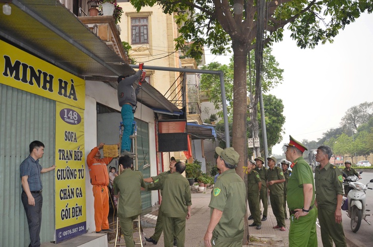 Phường Tùng Thiện ra quân xử lý dứt điểm vi phạm trật tự đô thị trên các tuyến phố trọng điểm- Ảnh 2.