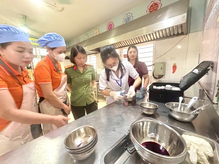 Tăng cường thực hiện các quy định về an toàn thực phẩm tại các bếp ăn tập thể, cơ sở cung cấp suất ăn cho nhà trường trên địa bàn phường Phú Lương- Ảnh 2.