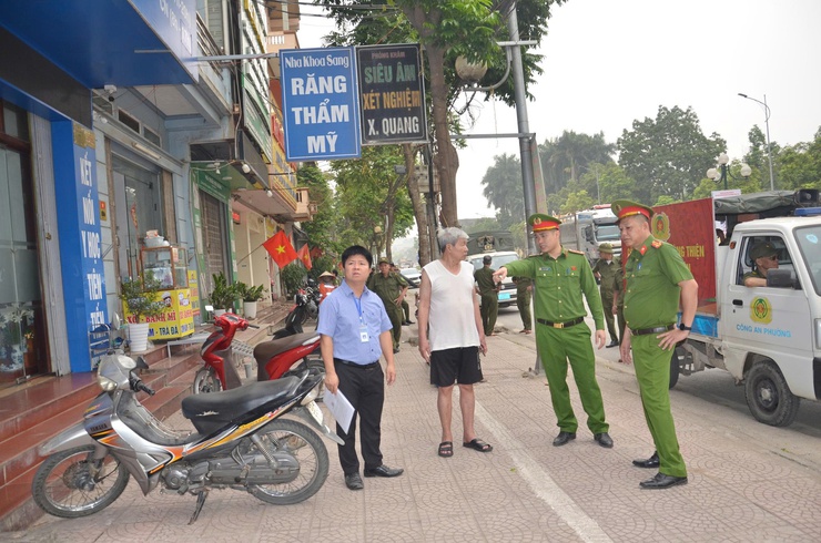 Phường Tùng Thiện ra quân xử lý dứt điểm vi phạm trật tự đô thị trên các tuyến phố trọng điểm- Ảnh 3.