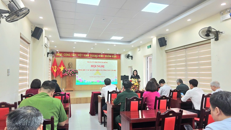 Phường Ba Đình công bố các quyết định về công tác cán bộ- Ảnh 1.