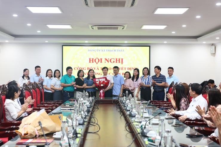 THẠCH THẤT: CÔNG BỐ VÀ TRAO QUYẾT ĐỊNH VỀ CÔNG TÁC CÁN BỘ- Ảnh 1.