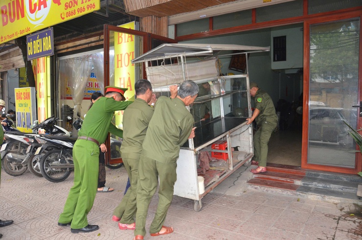 Phường Tùng Thiện ra quân xử lý dứt điểm vi phạm trật tự đô thị trên các tuyến phố trọng điểm- Ảnh 4.