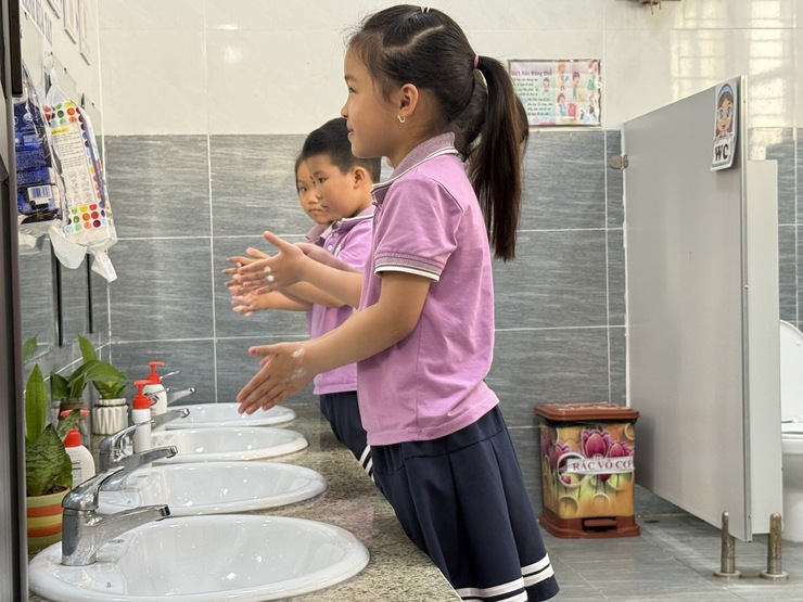Chủ động phòng bệnh tay chân miệng từ sớm, từ xa tại các trường học- Ảnh 3.